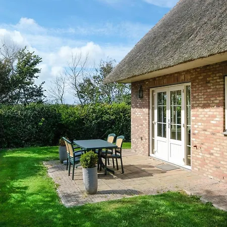 Holiday home Home, 10 Mins From *